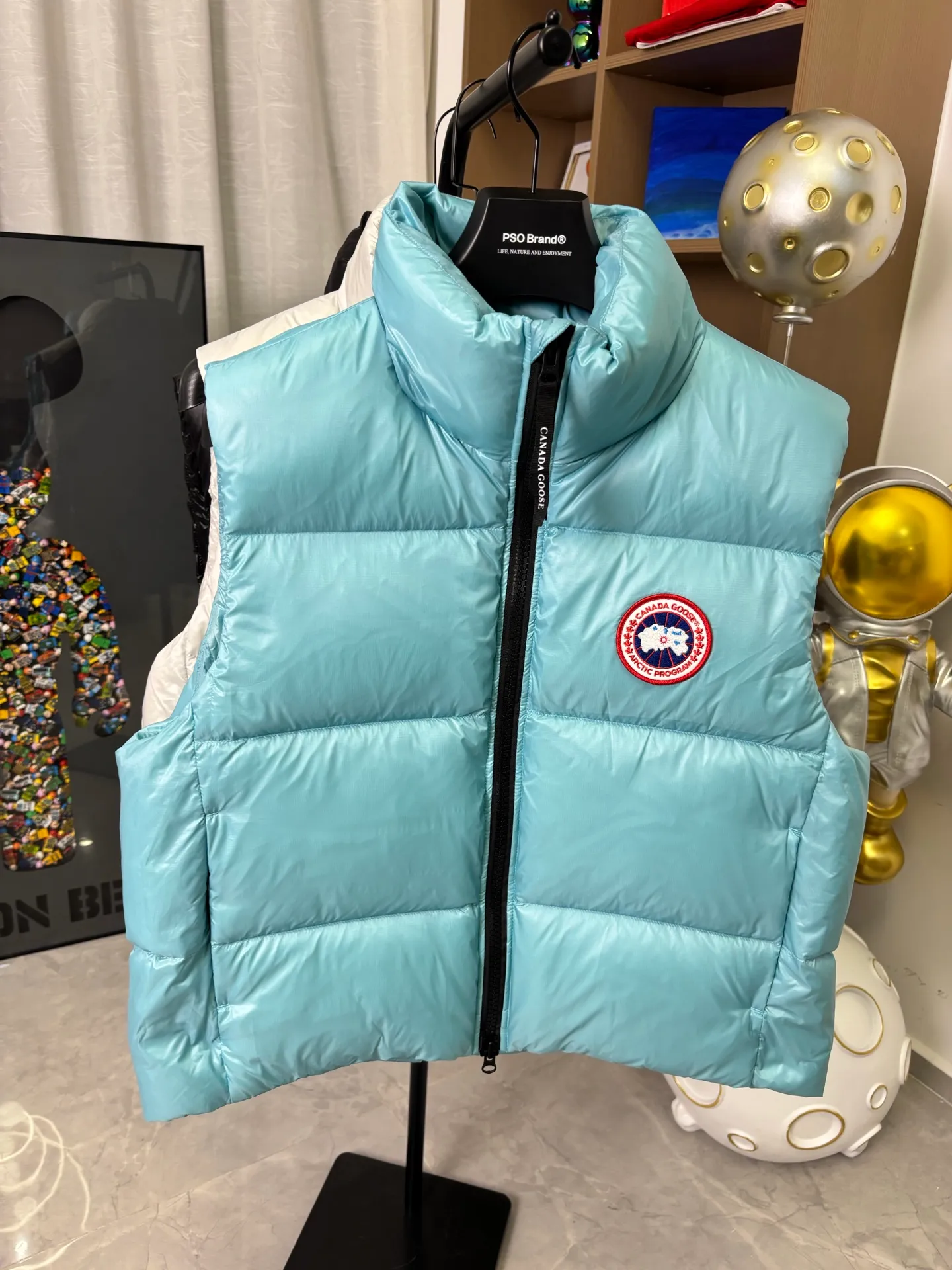 P570 Style number: DC193# [Canada Goose] Big Goose 🦢National Standard 90 White Duck Down Puff Down Vest Canada Goose official website model 1:1:1 customized New national standard down cotton has better thermal insulation performance, is light and not heavy, and has good loft recovery after compression! Filled with 90% white duck down, it is the legendary warmest down jacket and is known as a must-have for Arctic outdoor sports! Waterproof, diamond-resistant and fade-resistant 24-count calendered woolen surface (waterproof level is consistent with the level of ball-bearing raincoats). Canada Goose has always been recognized as the warmest down jacket and the most popular down jacket in the world. Major celebrities are rushing to buy it, and it is a must-have!  Color: Silver Black Blue Size: XS-S-M-L-XL [Picture 9️⃣Size Chart]